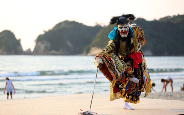 Điệu múa Kagura tại bờ biển tỉnh Shimane.